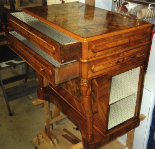 scrivania dopo il restauro