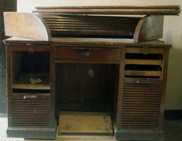 scrivania a rullo prima del restauro